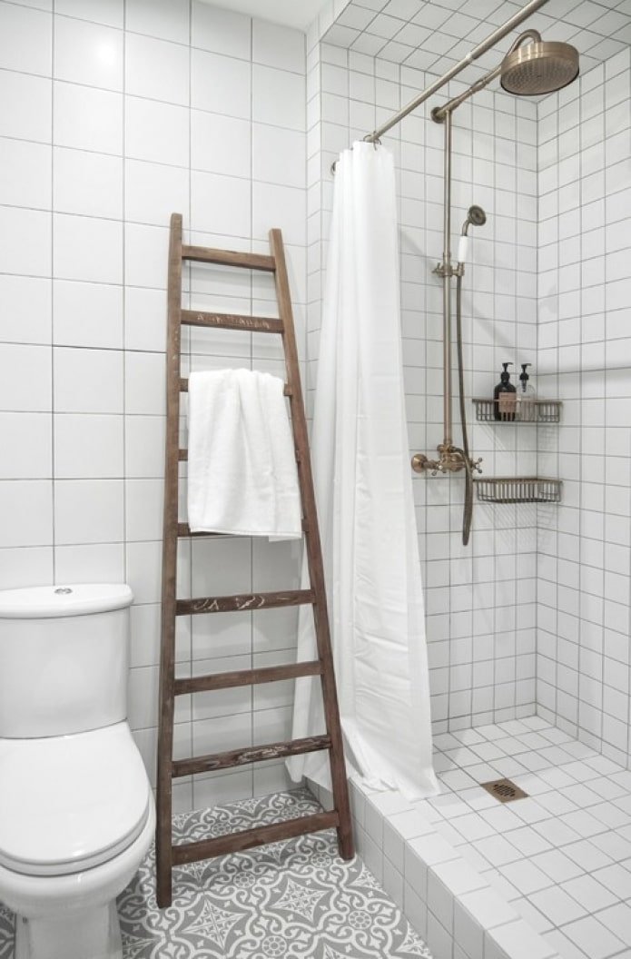 white square tiles on the walls