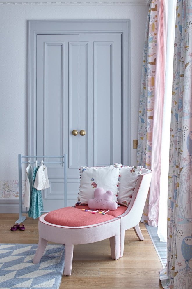 light-colored doors in combination with furniture in the interior