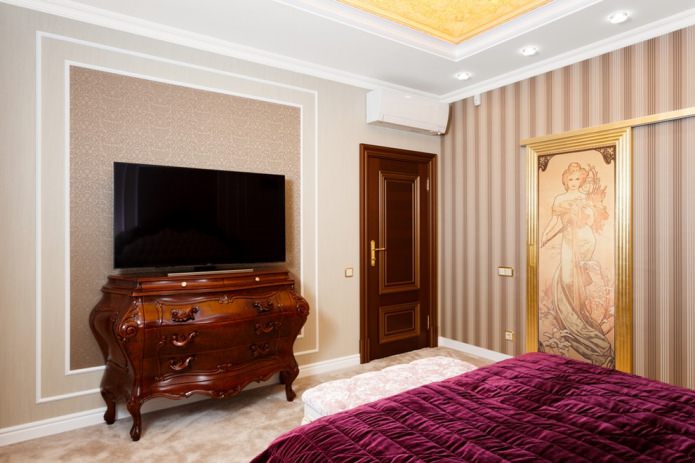 combination of white skirting board with dark brown door