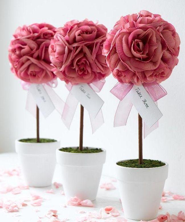 Roses made of corrugated paper