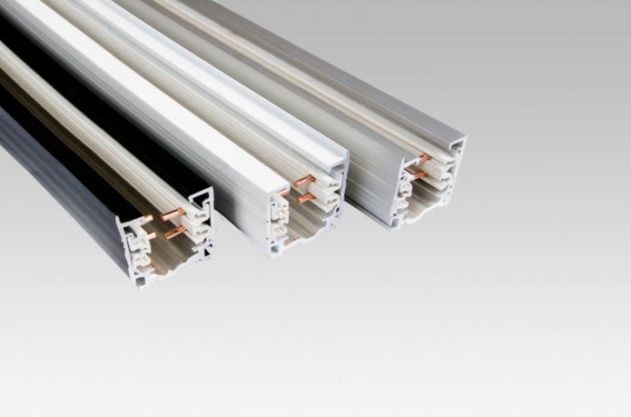 three-phase busbar for a lamp
