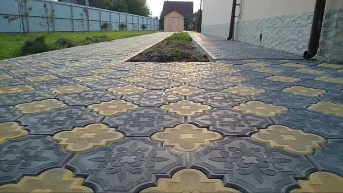 clover-shaped sidewalk tiles