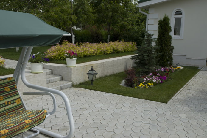 pavement tiles in the form of scales