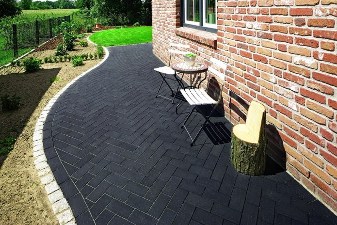 black pavement tiles