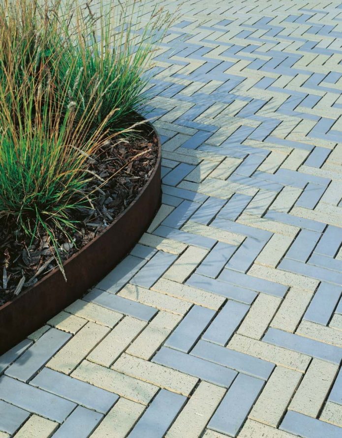 layout of rectangular paving slabs