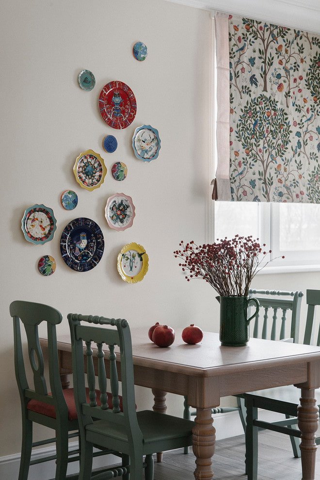 Curtains and plates