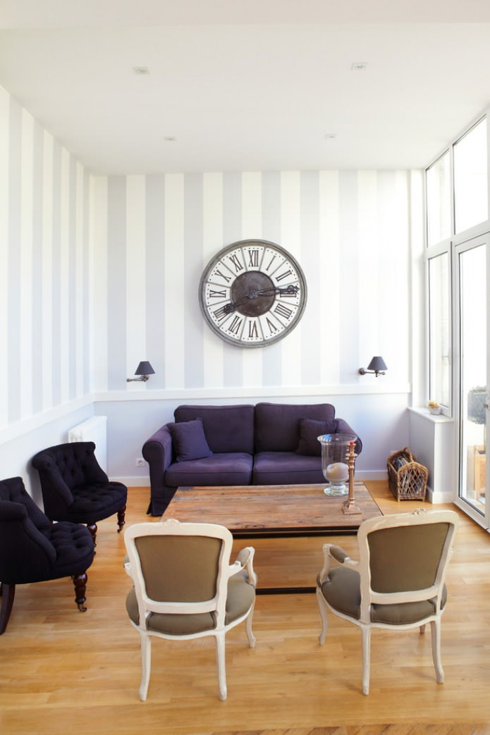 Vertical stripes on the wall