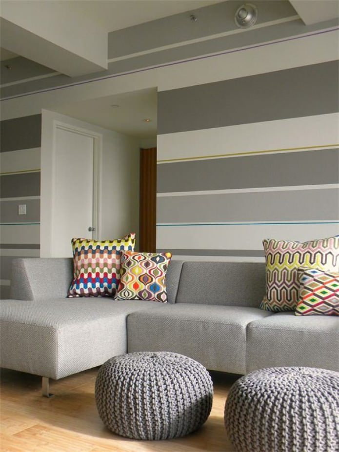 Horizontal stripes on the wall