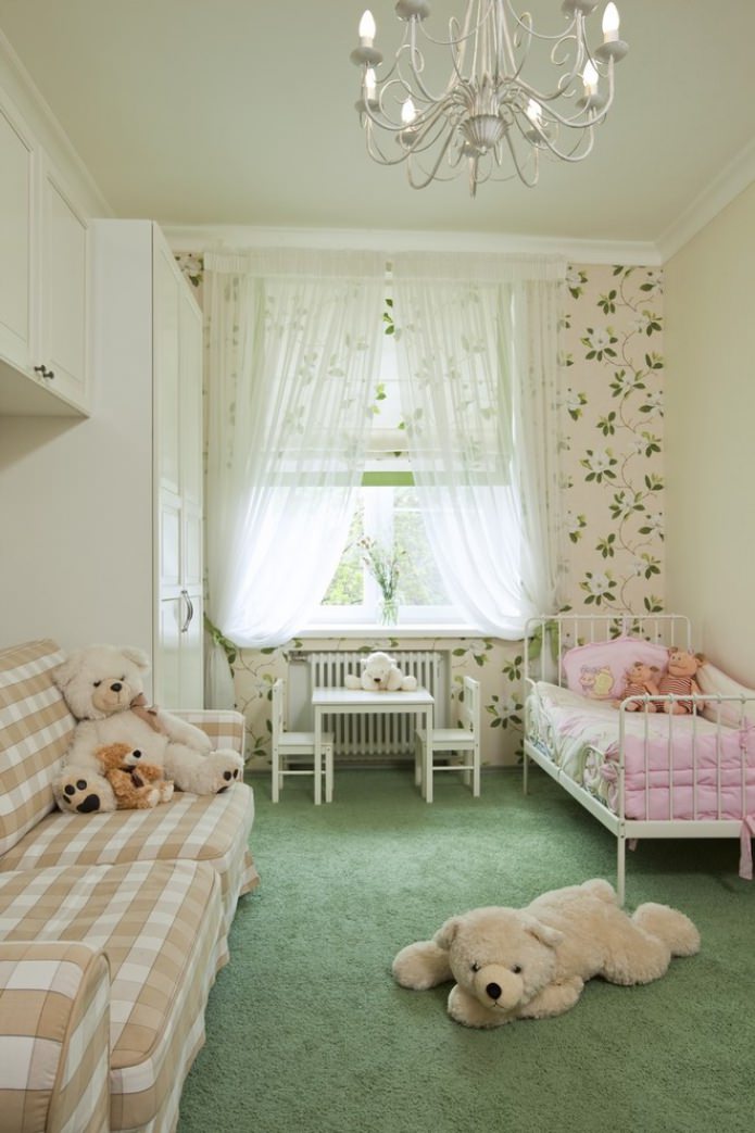 Roman blind and tulle in the nursery
