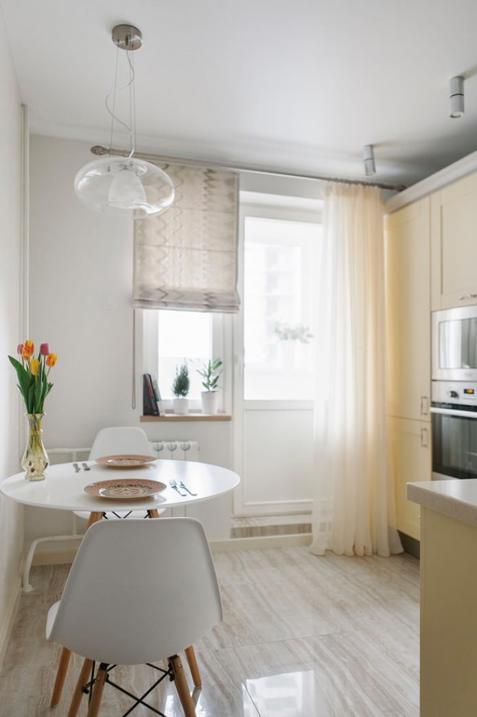 Roman blind and tulle in the kitchen