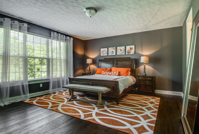 tulle curtains on eyelets in the bedroom