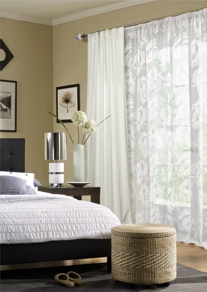 curtains with floral print in the bedroom
