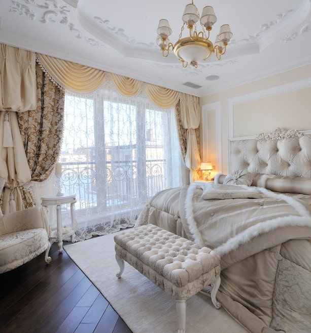 curtains in combination with a lambrequin in the bedroom