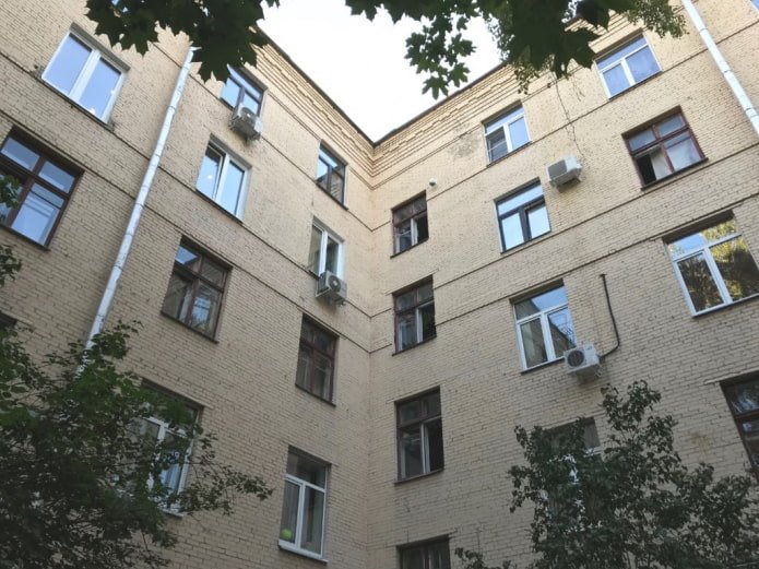apartment in the inner corner of the house