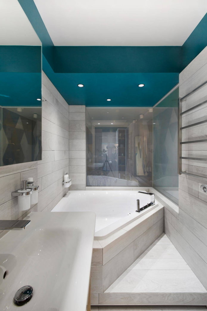 Bath in a narrow room