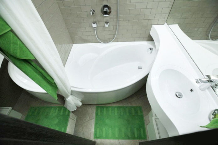 Small bathtub