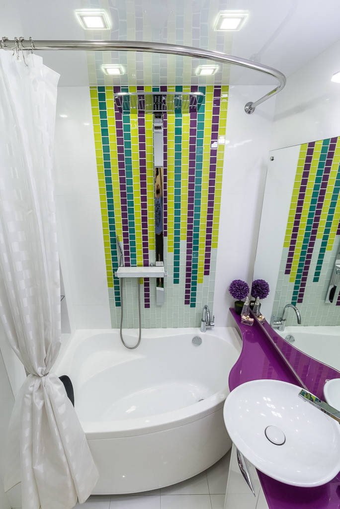 Corner bathtub with shower