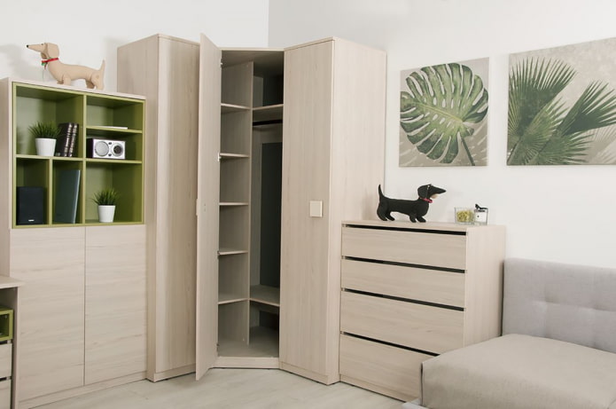 corner model with hinged doors in the interior of the hall