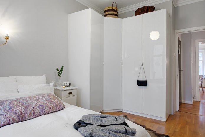 cabinet corner wardrobe in the bedroom