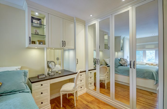 Design of a mirrored corner wardrobe in the bedroom