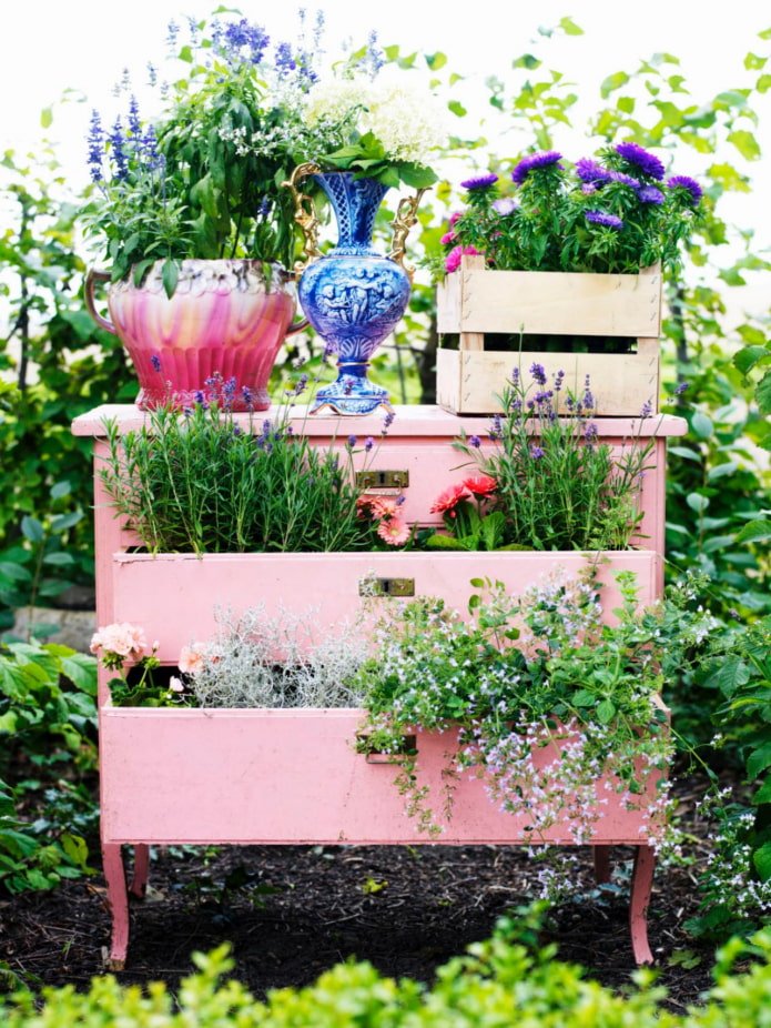 Flowerbed from a chest of drawers