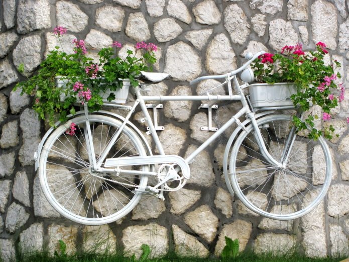 Bicycle-flowerpot on the wall