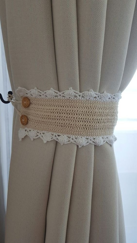 Knitted tieback