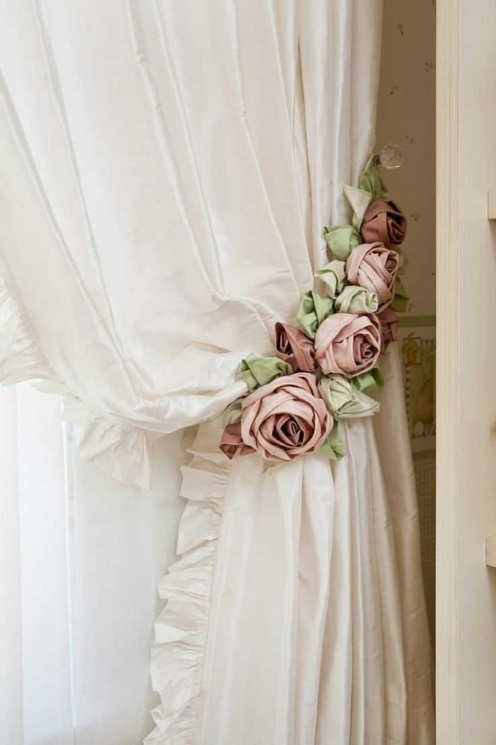 Flower tie-back
