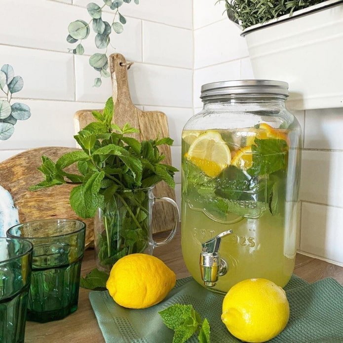 Lemons, mint, lemonade