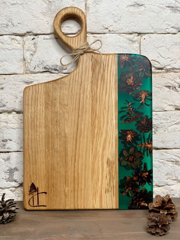 Board with pine cones