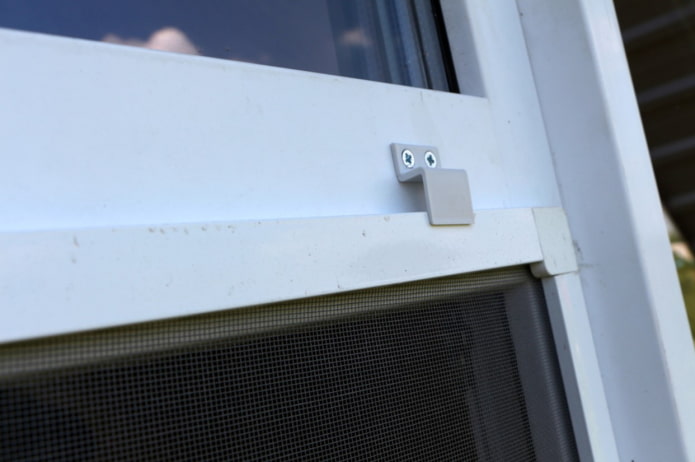 how to install a mosquito net on corners