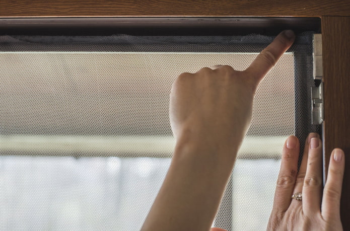 installation of a universal mosquito net
