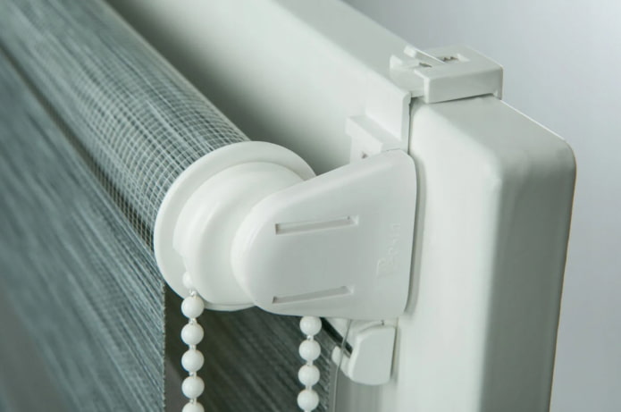 roller blind on clips
