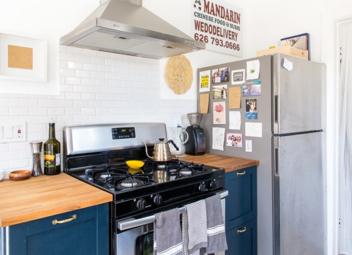 Refrigerator decor with magnets and photos
