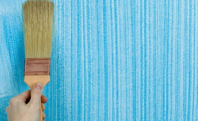 pattern on the wall with a brush