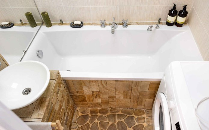 faucet in the center of the bathtub