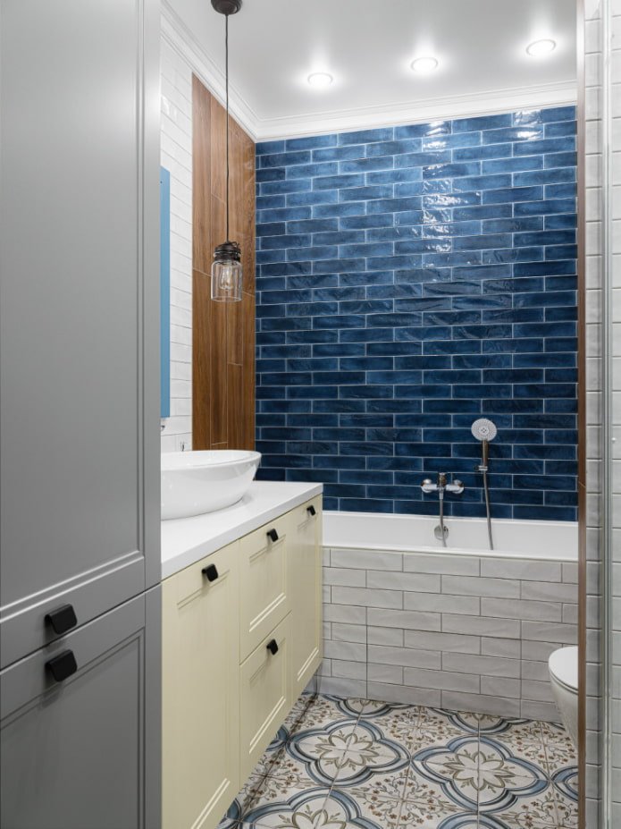 spotlights above the bathtub