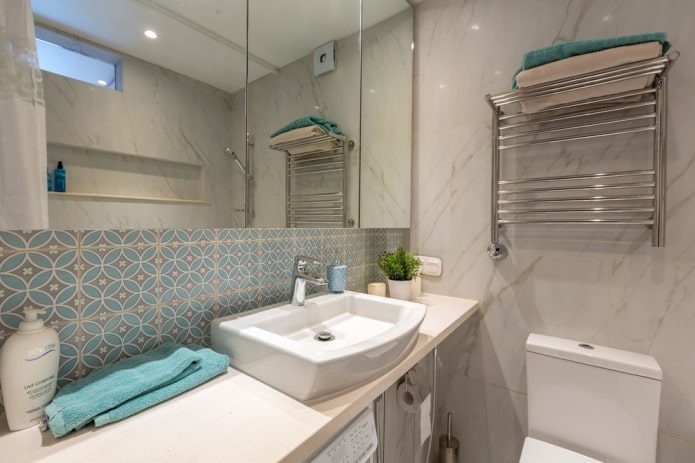 a bright bathroom of 3 sq. m with a mirror cabinet