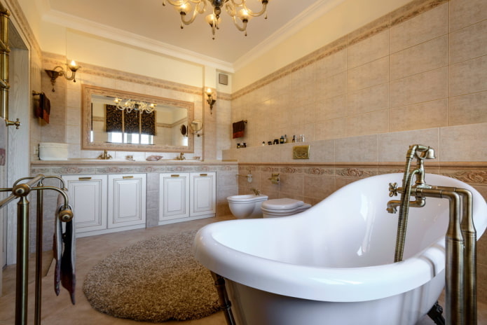 Antique faucet on the bathtub