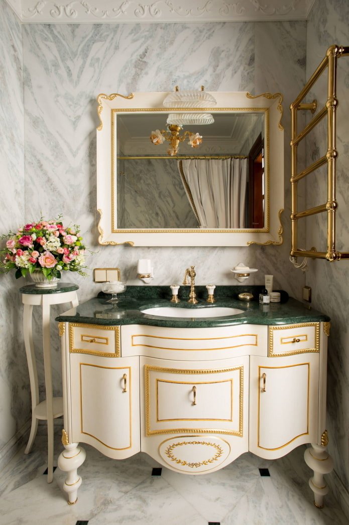 Cabinet on carved legs