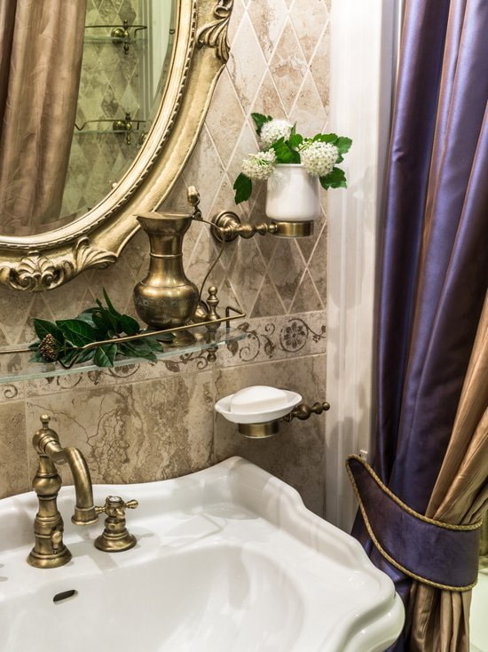 Bronze-effect glass shelves