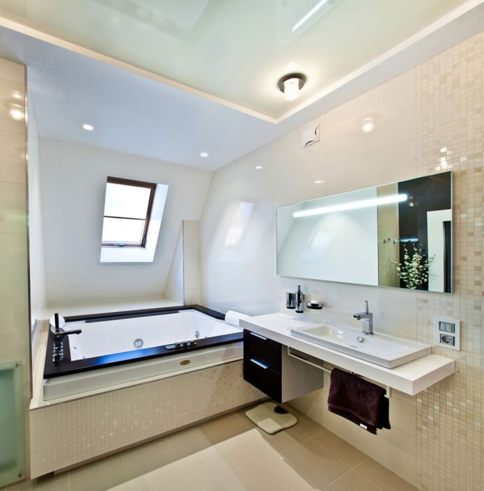 Stretch ceiling in the bathroom