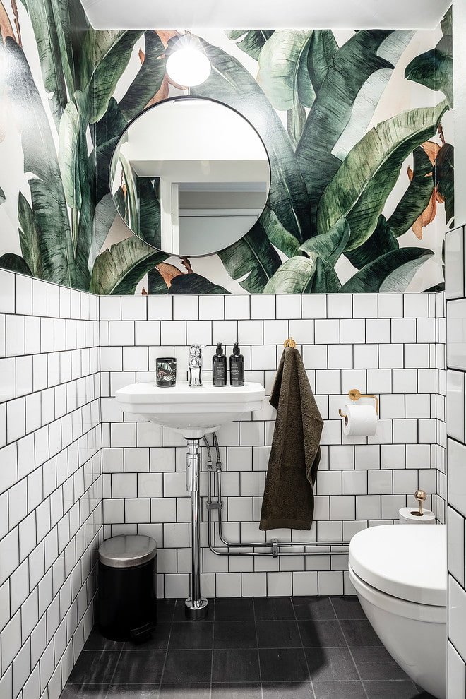 Bathroom with a tropical motif