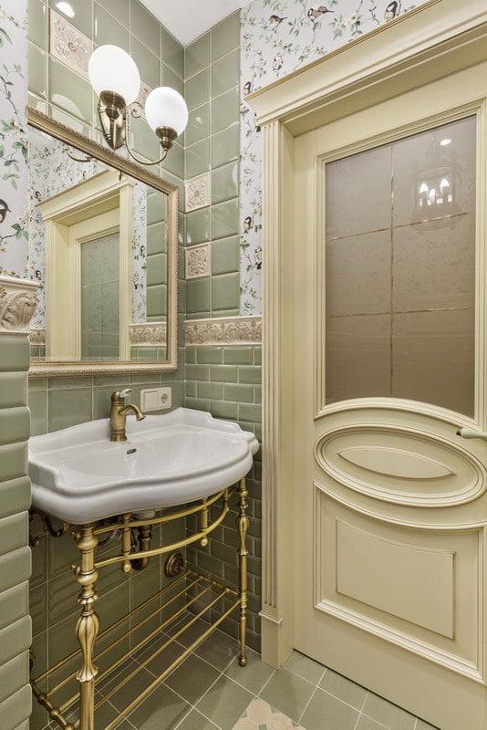 Sink on metal legs in the bathroom