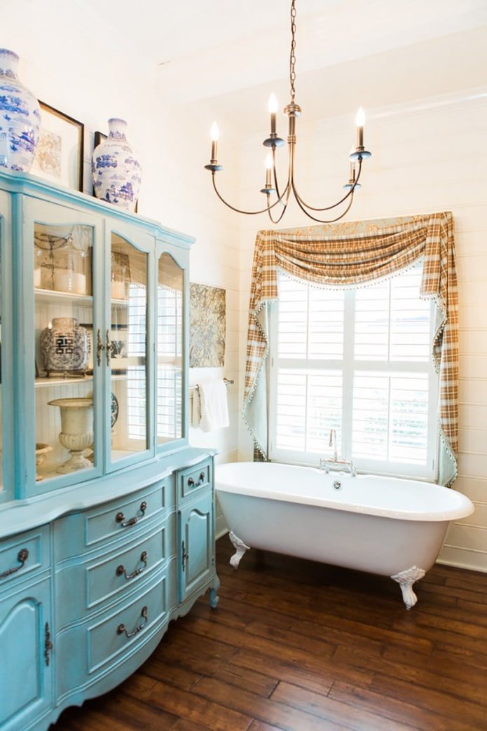 Bathtub with figured legs