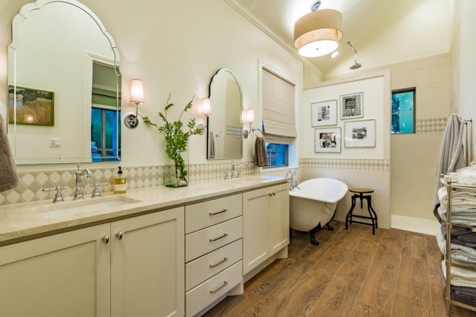 Wood-effect tiles in the bathroom