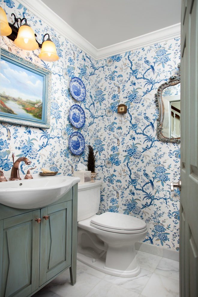 Wallpaper in the toilet in Provence style