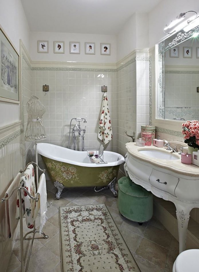 Bathtub on legs with painting