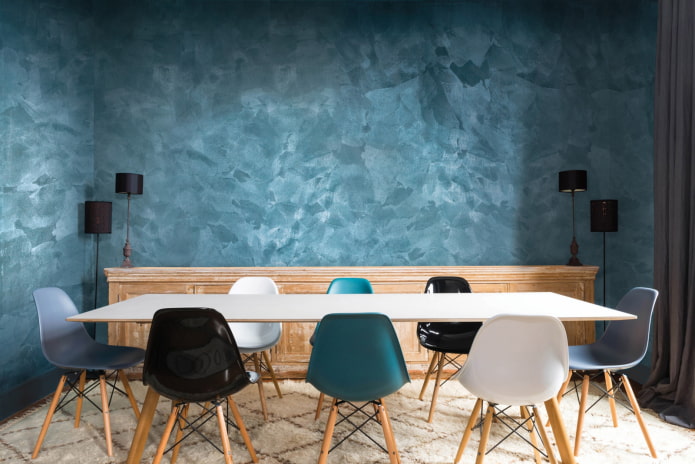 Venetian decorative plaster under silk in the interior