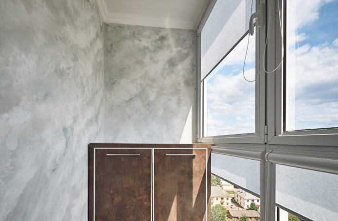 Venetian decorative plaster on the balcony